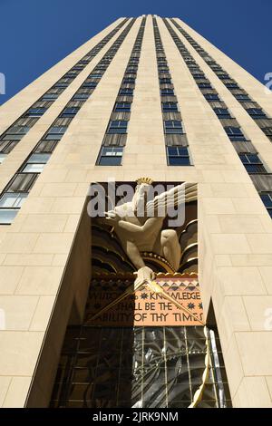 Icona Art Deco, saggezza sopra l'entrata dell'edificio principale del centro Rockefeller Foto Stock