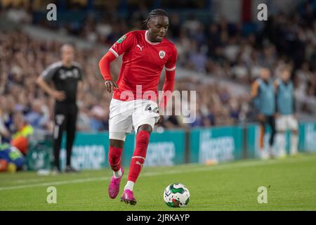 Leeds, Regno Unito. 24th ago, 2022. Devante Cole #44 di Barnsley sulla palla durante la partita a Leeds, Regno Unito, il 8/24/2022. (Foto di James Heaton/News Images/Sipa USA) Credit: Sipa USA/Alamy Live News Foto Stock