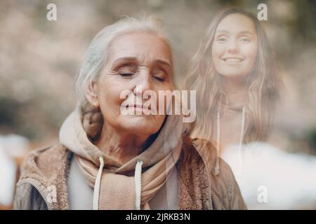 Immagine di esposizione multipla di nonna e nipote. Ritratto delle giovani e delle donne anziane. Concetto di amore, generazione, sogni e relazioni familiari felici Foto Stock