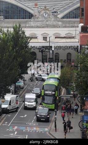 Vista della stazione ferroviaria di Brighton guardando Queens Road. 23rd agosto 2022 Foto Stock