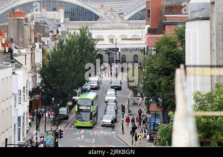 Vista della stazione ferroviaria di Brighton guardando Queens Road. 23rd agosto 2022 Foto Stock