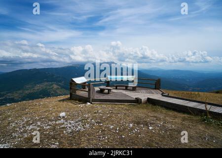 Punto panoramico alla fine del sentiero a piedi Forca di Presta, parco nazionale dei Monti Sibillini in Umbria, Italia Foto Stock