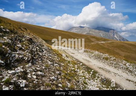 Percorso a piedi al Parco Nazionale dei Monti Sibillini in estate con il Monte vettore sullo sfondo, Italia Foto Stock