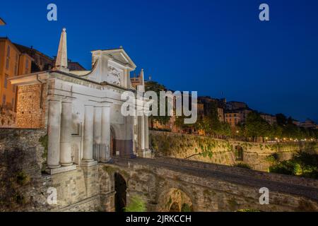 Illuminato l'ingresso di porta san giacomo nella parte vecchia di bergamo Foto Stock
