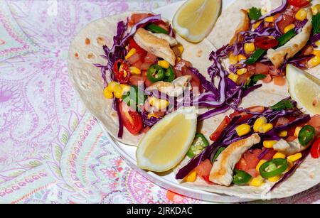 Tacos messicani fatti in casa con verdure fresche e pollo con forte luce su sfondo colorato. Cibo sano. Tipico messicano Foto Stock