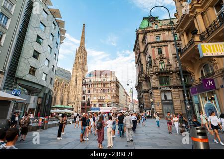 Vienna, Austria - 11 agosto 2022: Stephansdom, la cattedrale di Vienna che sorge sopra il centro di Vienna e la piazza principale Stephansplatz con sempre autobus Foto Stock