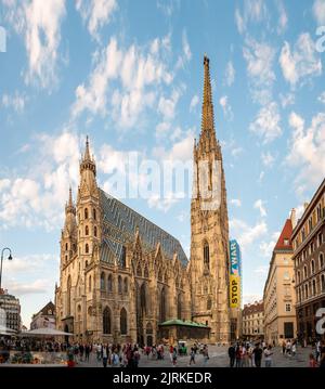 Vienna, Austria - 11 agosto 2022: Stephansdom, la cattedrale di Vienna che sorge sopra il centro di Vienna e la piazza principale Stephansplatz con sempre autobus Foto Stock