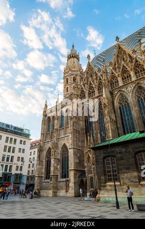 Vienna, Austria - 11 agosto 2022: Stephansdom, la cattedrale di Vienna che sorge sopra il centro di Vienna e la piazza principale Stephansplatz con sempre autobus Foto Stock