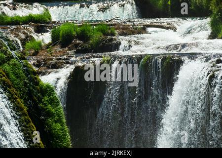 Una magnifica cascata chiamata strbacki buk sul fiume una splendidamente pulito e bevente in Bosnia-Erzegovina nel mezzo di una foresta. Foto Stock