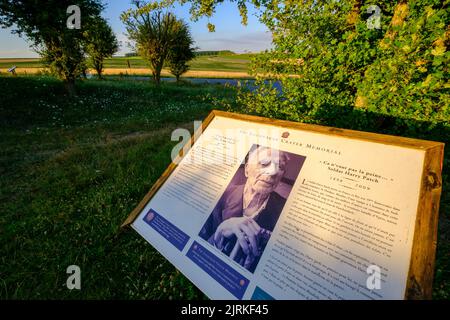 Pannello informativo con Harry Patch, l'ultimo soldato di combattimento sopravvissuto alla trincea della prima guerra mondiale, il cratere di Lochnagar, Somme, Francia Foto Stock