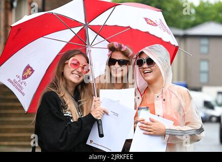 Lewes UK 25th agosto 2022 - gli studenti sono entusiasti dopo aver ottenuto oggi i risultati GCSE dalla Lewes Old Grammar School nel Sussex orientale, prima di andare al festival della musica per la lettura. : Credit Simon Dack / Vervate / Alamy Live News Foto Stock