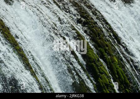 Una magnifica cascata chiamata strbacki buk sul fiume una splendidamente pulito e bevente in Bosnia-Erzegovina nel mezzo di una foresta. Foto Stock