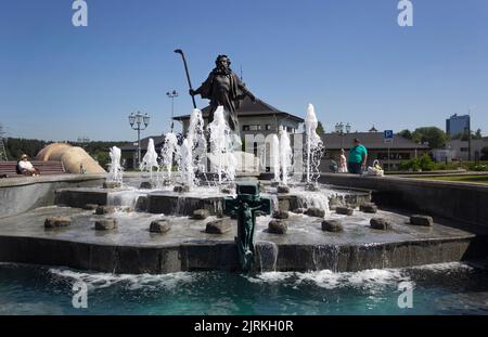 Minsk. Bielorussia - 19 agosto 2022: Minsk chiesa commemorativa in nome di tutti i Santi. Pompa-camera di tutti i Santi - fontana potabile Foto Stock