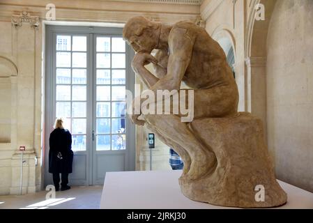 Parigi (Francia): Il Museo Picasso nel 3rd ° arrondissement (quartiere), mostra Picasso-Rodin. Statua 'le Penseur' (il Pensatore) di Rodin Foto Stock