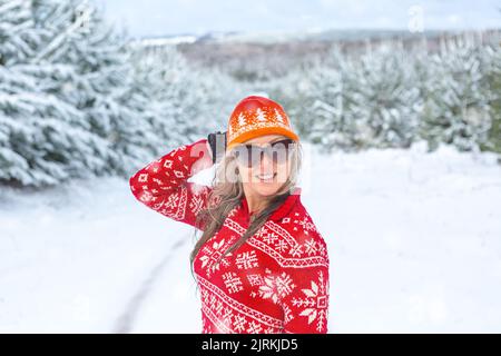 Donna felice godendo il paesaggio coperto di neve in Australia durante l'inverno Foto Stock