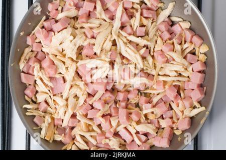 Vista dall'alto degli ingredienti tritati costituiti da carne e pollo tritati per cucinare il piatto al forno Foto Stock