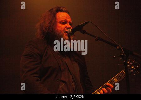 Oslo, Norvegia. 24th ago, 2022. Il duo rock francese The Inspector Cluzo ha tenuto un concerto dal vivo al Sentrum Scene di Oslo. Qui il cantante e chitarrista Laurent Lacrouts è visto dal vivo sul palco. (Photo Credit: Gonzales Photo/Alamy Live News Foto Stock