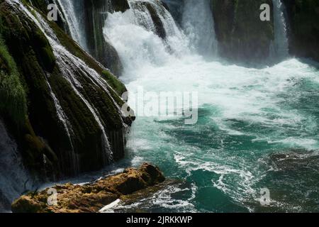 Una magnifica cascata chiamata strbacki buk sul fiume una splendidamente pulito e bevente in Bosnia-Erzegovina nel mezzo di una foresta. Foto Stock