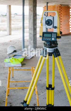 Attrezzature di misurazione (stazione totale) in cantiere predisposte per l'uso Foto Stock