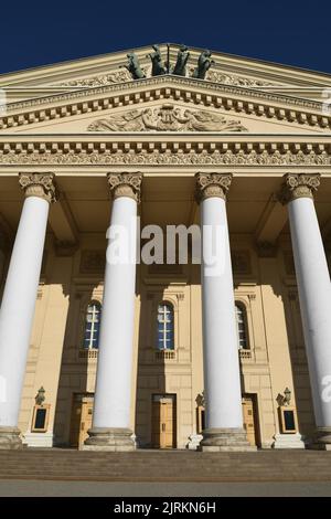 Mosca nel marzo 2022. La facciata del Teatro Bolshoi, teatro storico, progettato dall'architetto Joseph Bove, che ospita spettacoli di balletto e opera Foto Stock