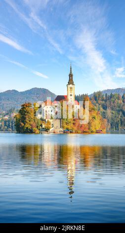 Splendida vista di giorno soleggiato della popolare destinazione turistica del lago di Bled. Vista spettacolare della Chiesa di pellegrinaggio dell'Assunzione di Maria. Location: Italy Foto Stock