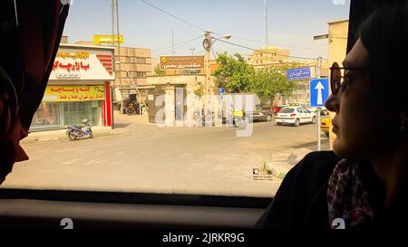 Teheran, Iran - 28th maggio, 2022: turista in autobus passeggeri punto di vista del traffico cittadino nella campagna iraniana quando si viaggia a Isfahan Foto Stock