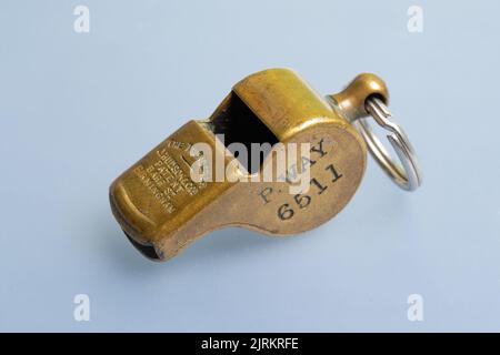 Fischio ferroviario emesso da GWR (Great Western Railway), contrassegnato con PW (Permanent Way) per i lavoratori ferroviari. Acme Thunderer, prodotto da J. Hudson and Co., Birming Foto Stock