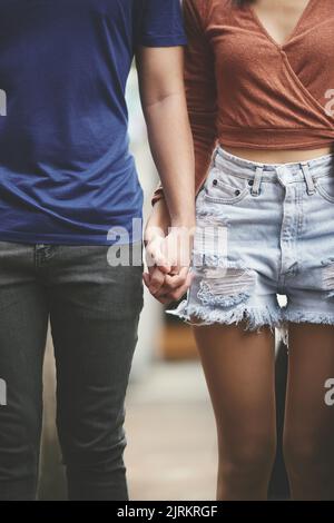 Immagine ritagliata della coppia giovane Holding Hands Foto Stock