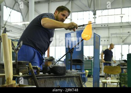 Kamenicky Senov, Repubblica Ceca. 25th ago, 2022. L'escursione alle vetrerie di Preciosa Lighting, nell'ambito del festival del vetro della Crystal Valley Week, si è svolta il 25 agosto 2022 a Kamenicky Senov, Repubblica Ceca. Credit: Radek Petrasek/CTK Photo/Alamy Live News Foto Stock