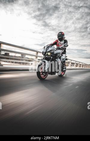 Un pilota che guida una Yamaha MT-10 in strada Foto Stock