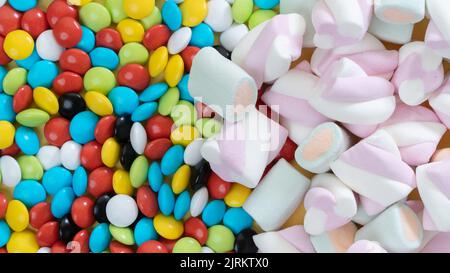 Sfondo di marshmallow e drage colorati, dolci Foto Stock