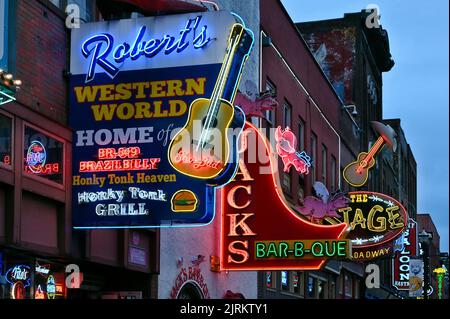 Leuchtreklamen auf dem Broadway; Nashville, Tennessee, Vereinigte Staaten von Amerika Foto Stock