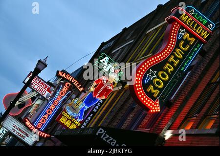 Leuchtreklamen auf dem Broadway; Nashville, Tennessee, Vereinigte Staaten von Amerika Foto Stock