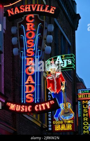 Leuchtreklamen auf dem Broadway; Nashville, Tennessee, Vereinigte Staaten von Amerika Foto Stock