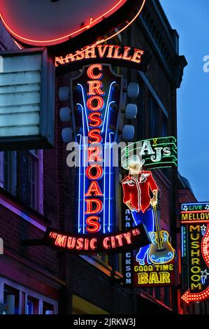 Leuchtreklamen auf dem Broadway; Nashville, Tennessee, Vereinigte Staaten von Amerika Foto Stock