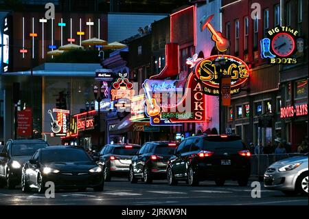 Leuchtreklamen auf dem Broadway; Nashville, Tennessee, Vereinigte Staaten von Amerika Foto Stock