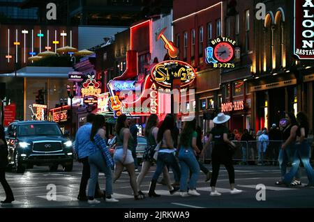 Leuchtreklamen auf dem Broadway; Nashville, Tennessee, Vereinigte Staaten von Amerika Foto Stock