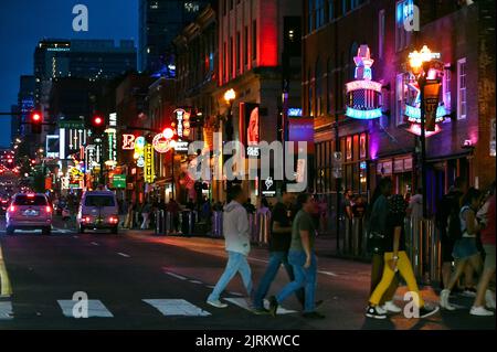 Leuchtreklamen auf dem Broadway; Nashville, Tennessee, Vereinigte Staaten von Amerika Foto Stock