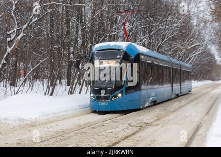 Mosca, Russia - 22 gennaio 2022: Strade cittadine dopo una forte nevicata. Fermata del tram nel quartiere di Sokolniki, nel parco. Foto Stock