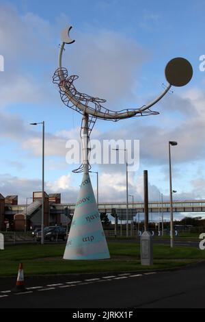 Aeroporto di Glasgow Prestwick, Ayrshire, Scozia, Regno Unito. La scultura Celestial Navigator dell'artista di Aberdeen Carole Grey. Spazio per la copia Foto Stock