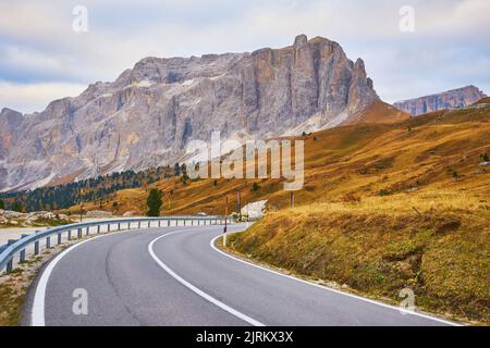 Splendida scena mattutina nel villaggio di Compaccio e larchi luminosi. Ubicazione luogo Dolomiti alpe, Alpe di Siusi o Alpe di Siusi, Alto Adige, Italia, Europa. Foto Stock