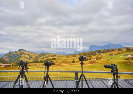 Diverse fotocamere sono installate sui cavalletti. Ripresa di un paesaggio montano nelle Dolomiti, in Italia, in Europa Foto Stock