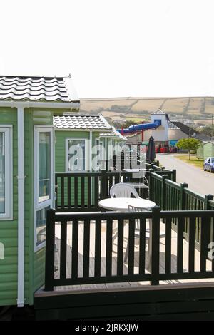 Parkdean Resorts, roulotte statiche con terrazze a Ruda Holiday Park, Croyde, Braunton, Devon, Inghilterra, Regno Unito, estate 2022 agosto Foto Stock