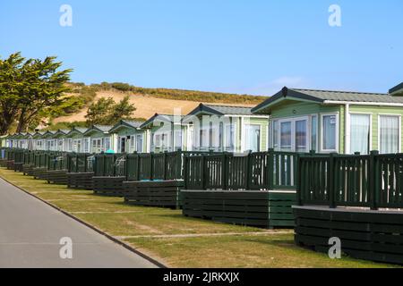 Parkdean Resorts, roulotte statiche con terrazze a Ruda Holiday Park, Croyde, Braunton, Devon, Inghilterra, Regno Unito, estate 2022 agosto Foto Stock