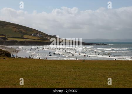 Vista di Croyde Bay Beach da una distanza nel nord, Braunton, Devon, Inghilterra, Regno Unito, Agosto 2022 Foto Stock