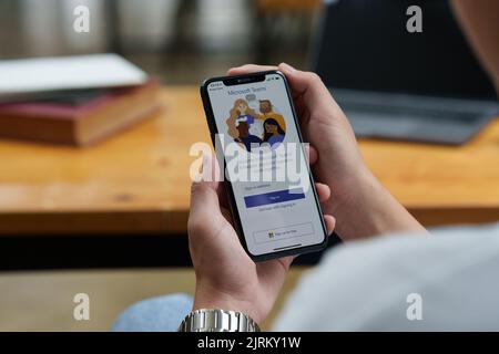 CHIANG mai, THAILANDIA - 25 AGOSTO 2022 : Microsoft team applicazione aziendale sullo schermo dello smartphone Foto Stock