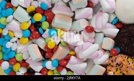 Dolci, draghe, marshmallow, torte da vicino - uno sfondo di dolci Foto Stock