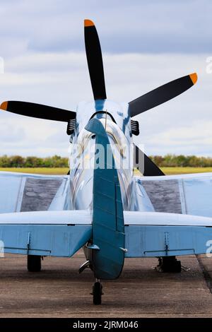 Supermarine Spitfire PRXIX del Rolls Royce Heritage Trust volando al RAF Syerston Families Day, agosto 2022. Foto Stock