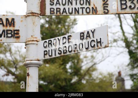 Vecchio cartello di ferro per Croyde Bay e Putsborough, Croyde Village, Braunton, North Devon, England, Regno Unito, agosto 2022 Foto Stock