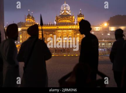 Amritsar. 24th ago, 2022. I militari che detengono lance sono raffigurati vicino al Tempio d'Oro ad Amritsar, nello stato del Punjab settentrionale dell'India, il 24 agosto 2022. Credit: Str/Xinhua/Alamy Live News Foto Stock